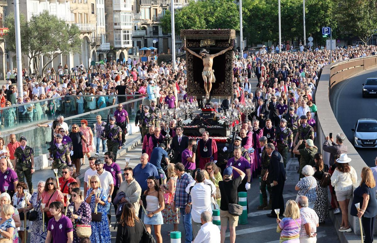 Multitudinaria devoción por el Cristo de la Victoria en Vigo