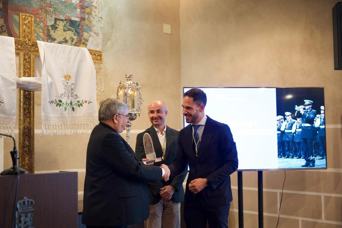 José Antonio Expósito y Miguel Ángel García, director y presidente de la banda del Resucitado de Badajoz, reciben el premio de manos del arzobispo de Mérida - Badajoz, José Rodríguez Carballo.