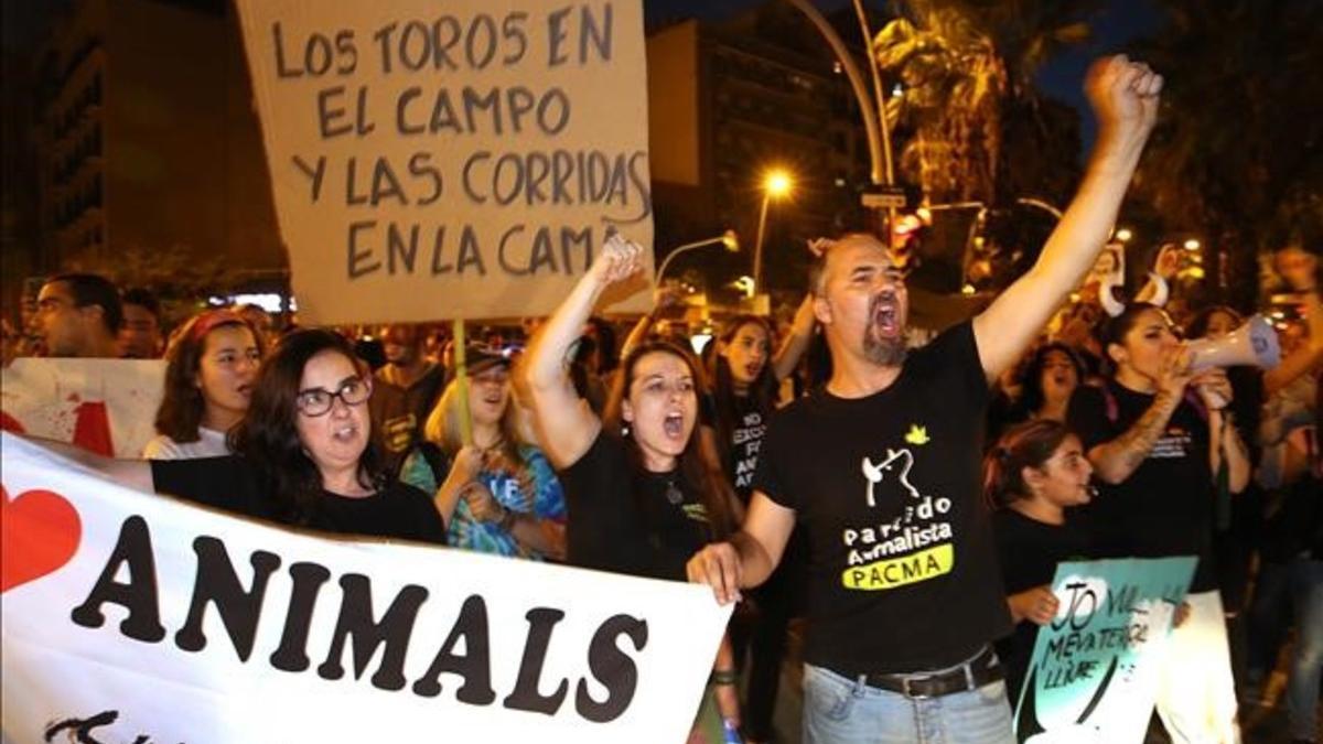 fsendra35828935 barcelona 07 10 2016 sociedad  protesta del partido animalis161007205114