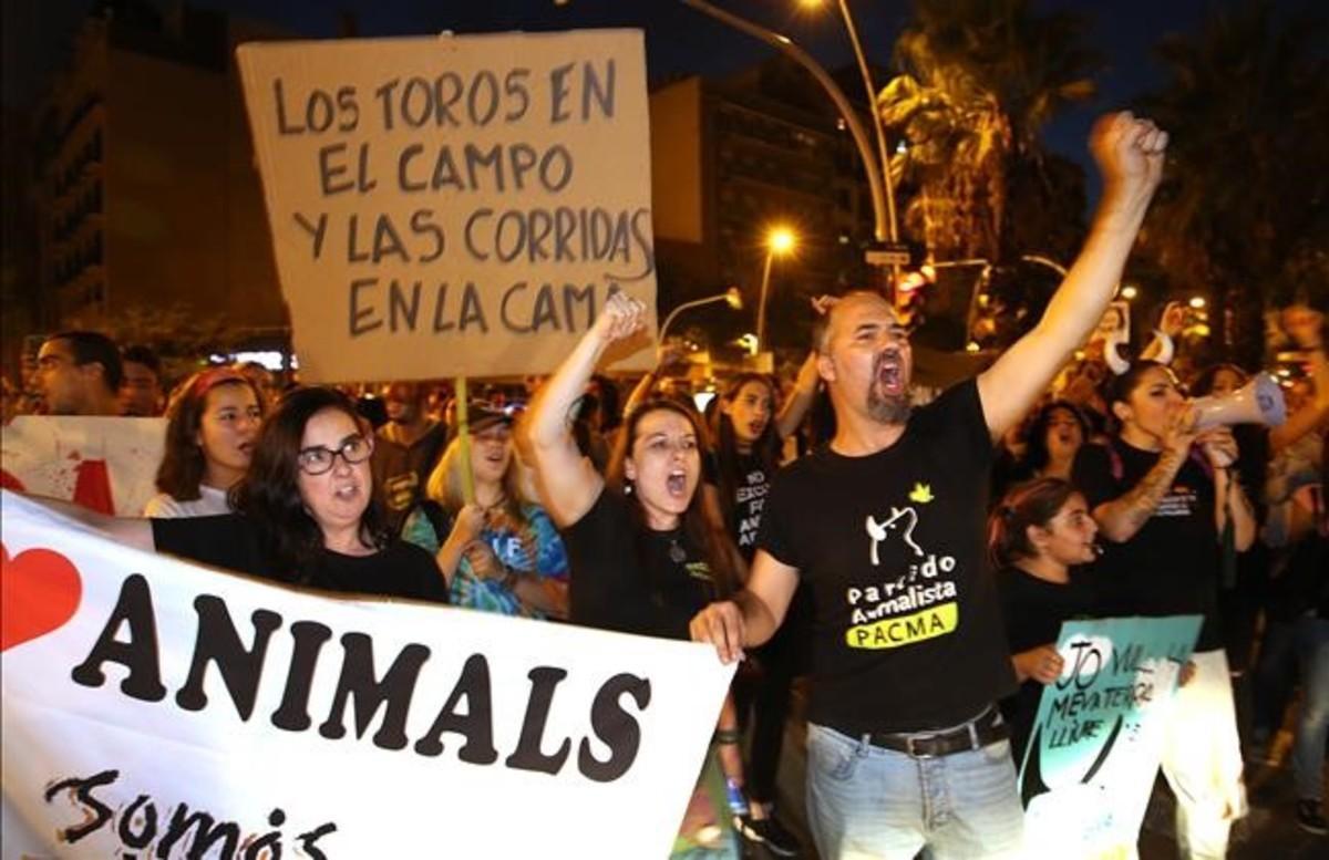 fsendra35828935 barcelona 07 10 2016 sociedad  protesta del partido animalis161007205114