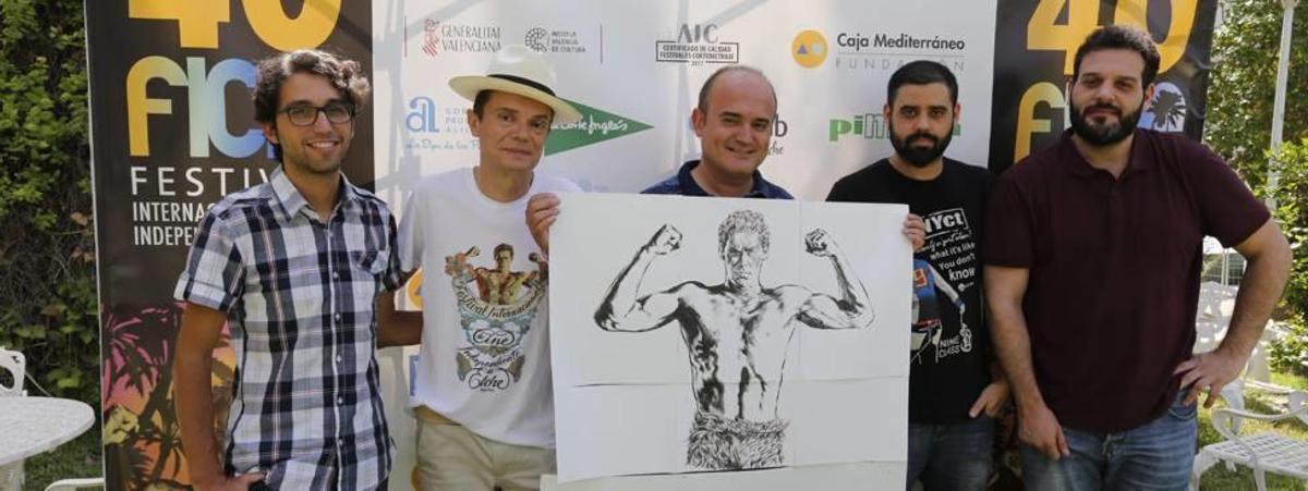 Los cineastas Jaume Quiles, Arly Jones, Fran Mateu y José A. Larrosa, ayer, rodean al coordinador del Festival de Cine Independiente de Elche, Vicente Sanchís.