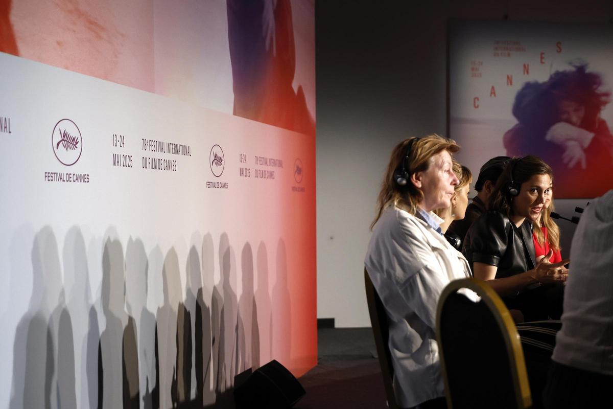 Carla Simón y el equipo de Romería posan en Cannes