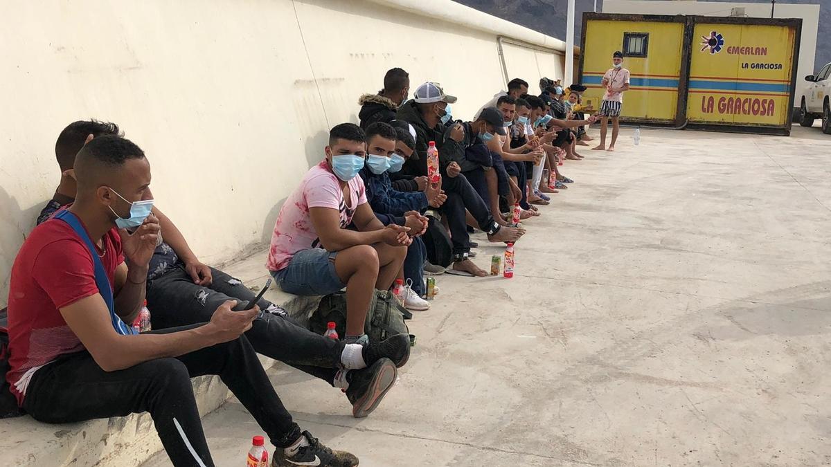 Inmigrantes de la patera que llegó a La Graciosa, hoy, miércoles.