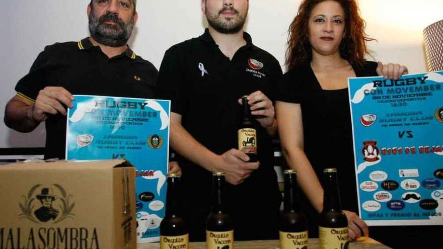 Integrantes del Zamora RC presentan el partido y su cerveza.