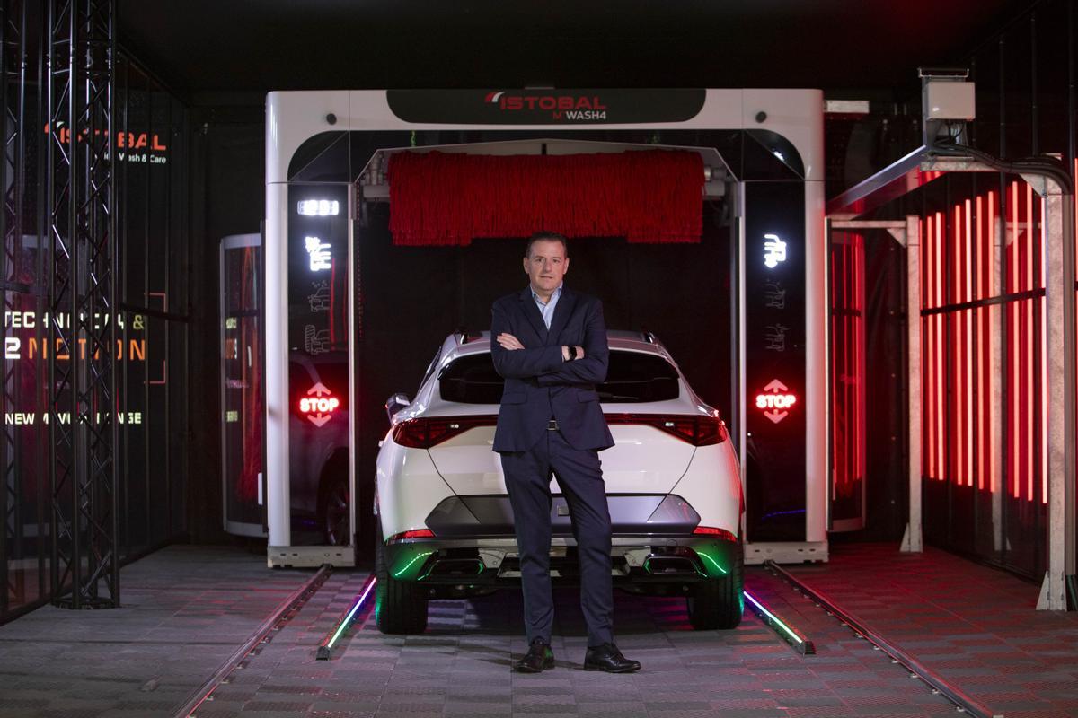 Antonio Martínez, director general de Istobal, en el túnel de lavado de la fábrica de l'Alcudia.