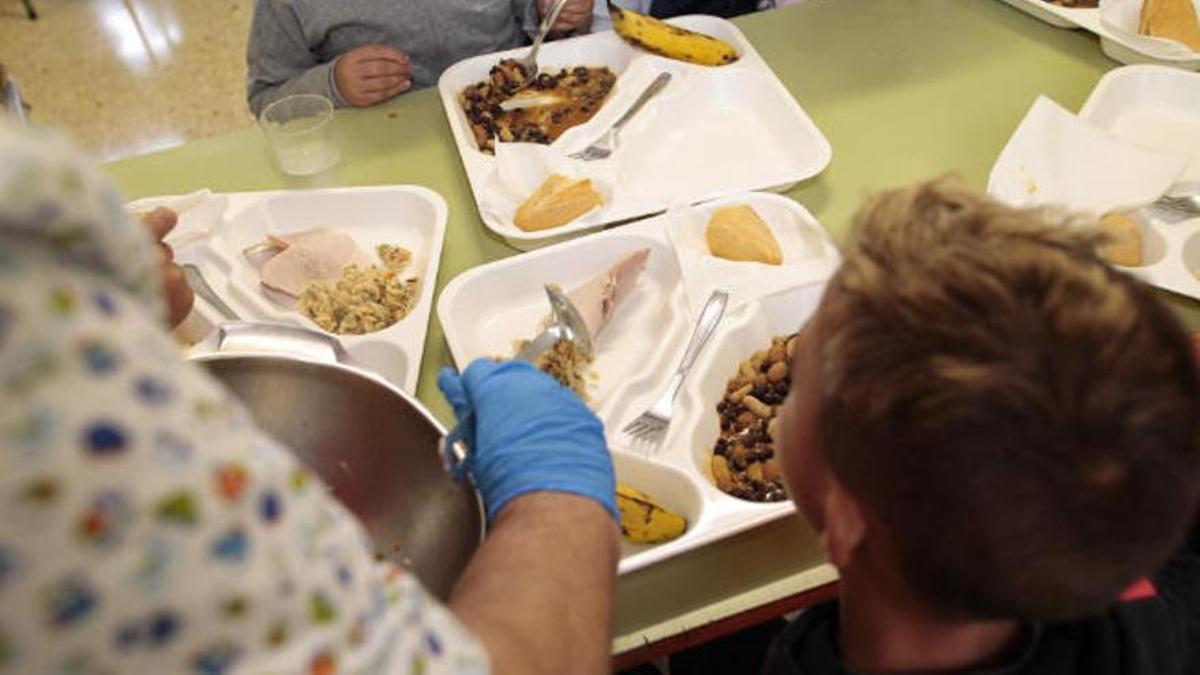 Un grupo de niños se disponen a almorzar en el comedor escolar del CEO Leoncio Rodríguez de La Esperanza.