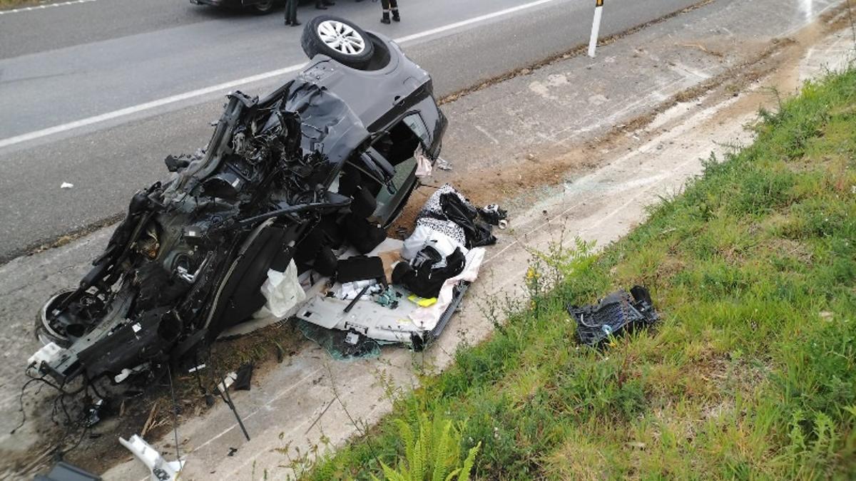 Estado en el que quedó uno de los vehículos implicados en el accidente de la A-8 en Ribadeo.