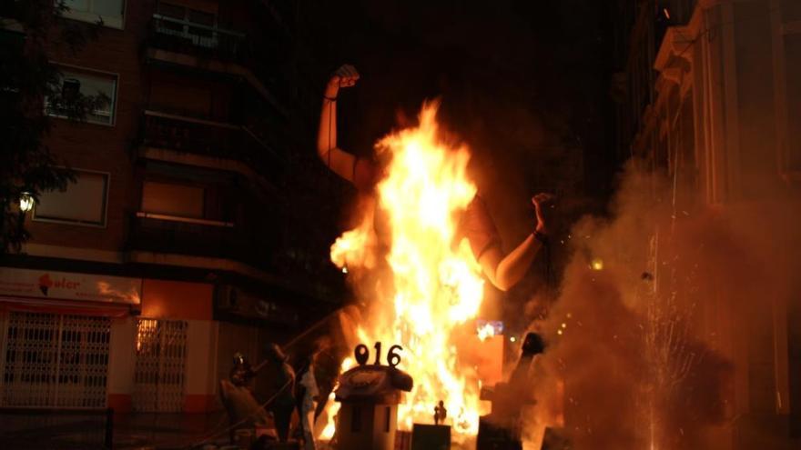 Arde la falla contra la violencia de género con Rocío Gil de remate