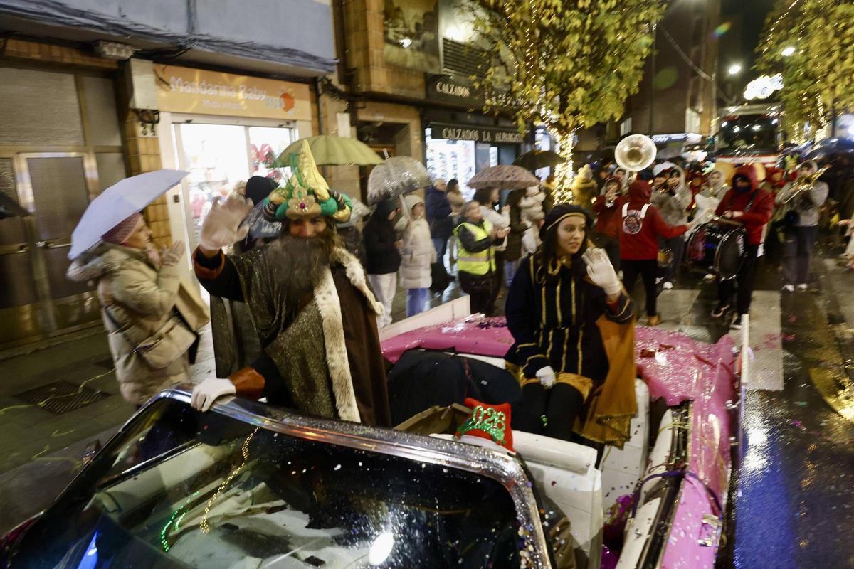 La cabalgata de Reyes en la zona oeste de Gijón, en imágenes