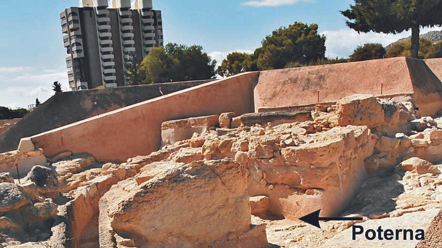 Vista aérea de la parte del yacimiento donde se encuentra la poterna señalizada y también las partes del muro encontradas. | MARQ