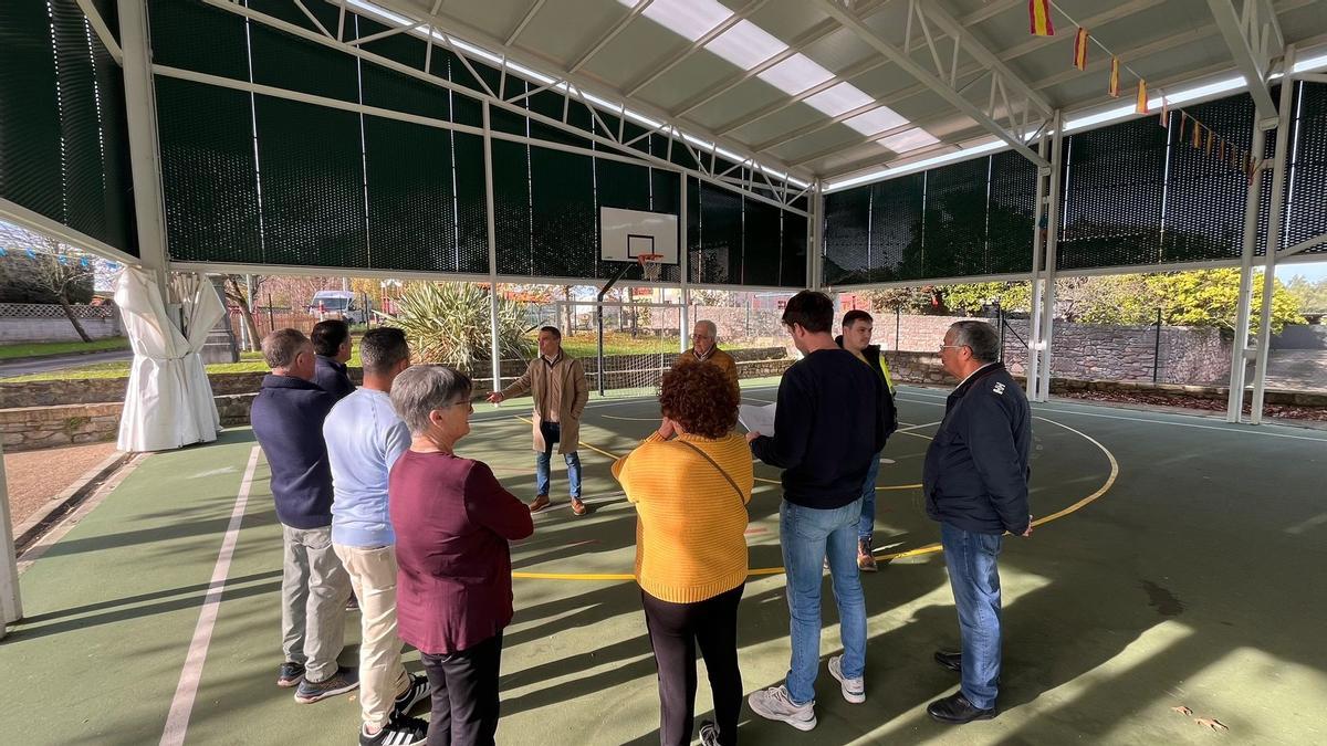 Un momento de la visita a los vecinos