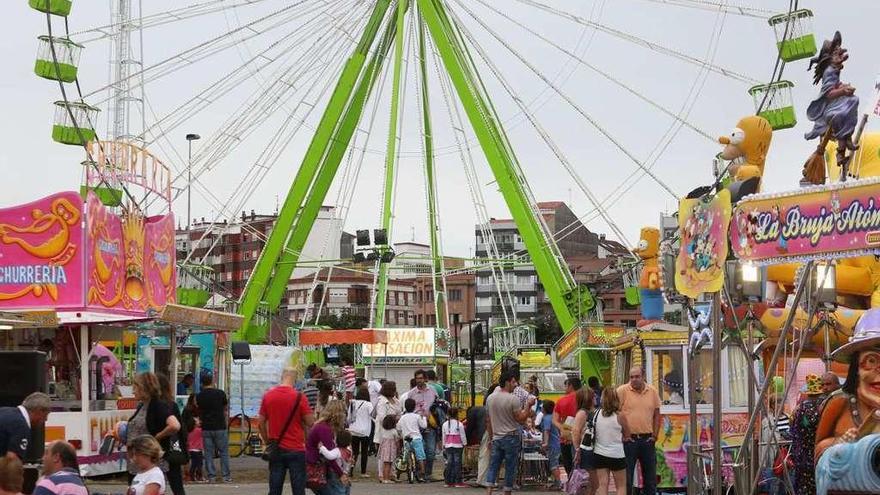 Atracciones en el recinto ferial ubicado en una explanada próxima al Centro Niemeyer, hace dos años.