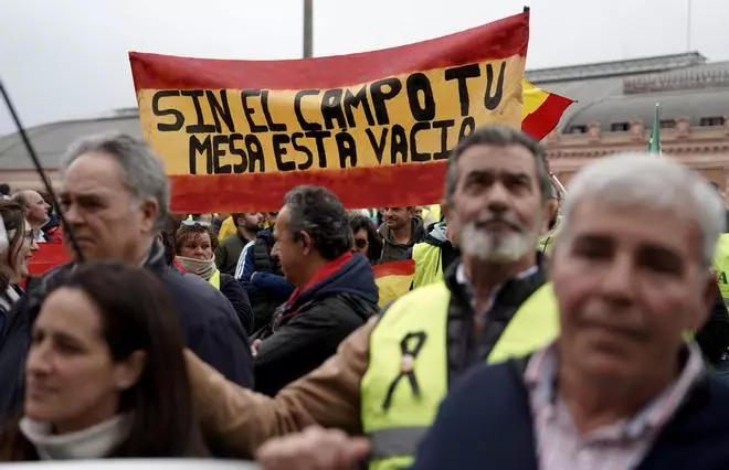 Agricultores protestan frente a la sede del Ministerio, en imágenes