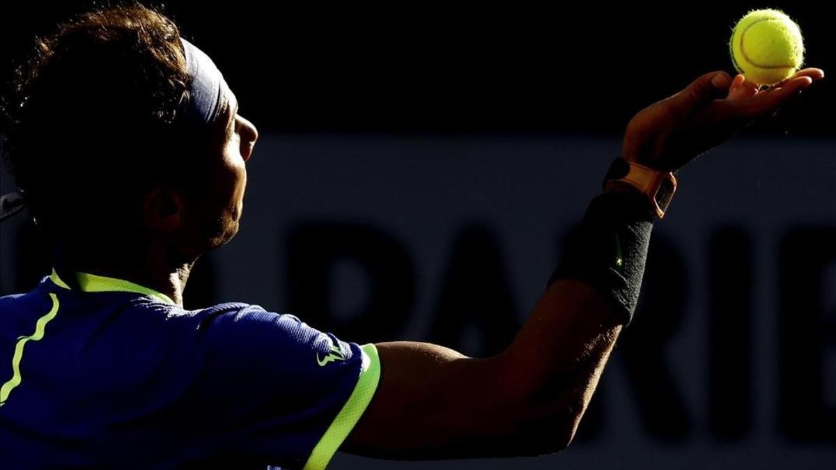 Rafael Nadal se prepara para un saque, en Roland Garros.