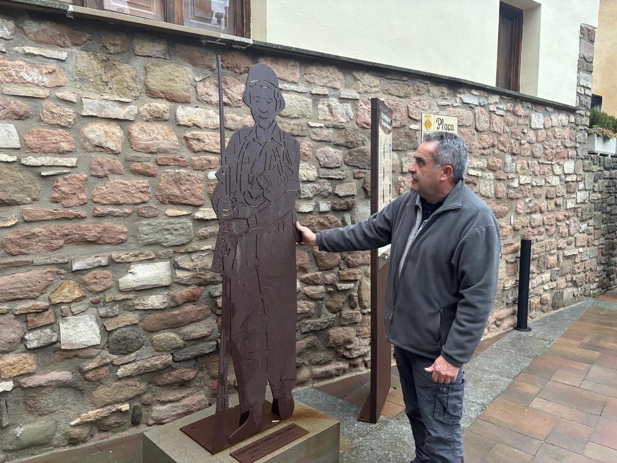 Pere Tardà amb la figura d’un soldat republicà