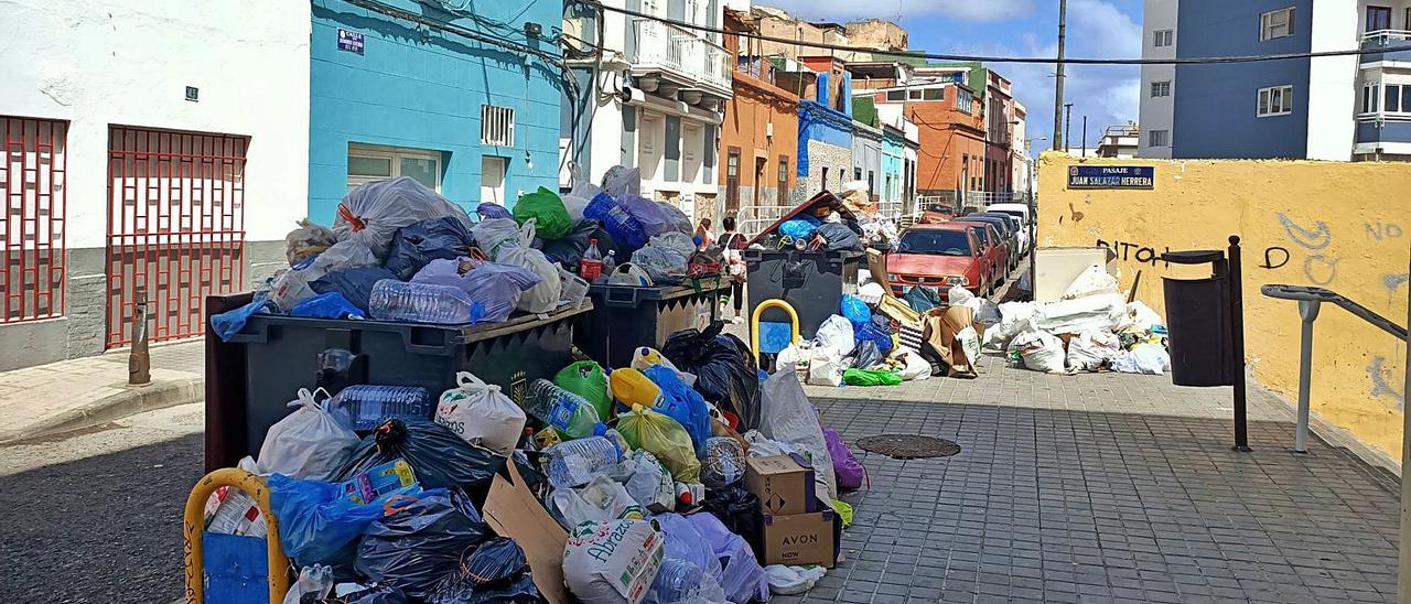 Contenedores rebosando de bolsas de basura el pasado lunes en el Risco de San Nicolás.