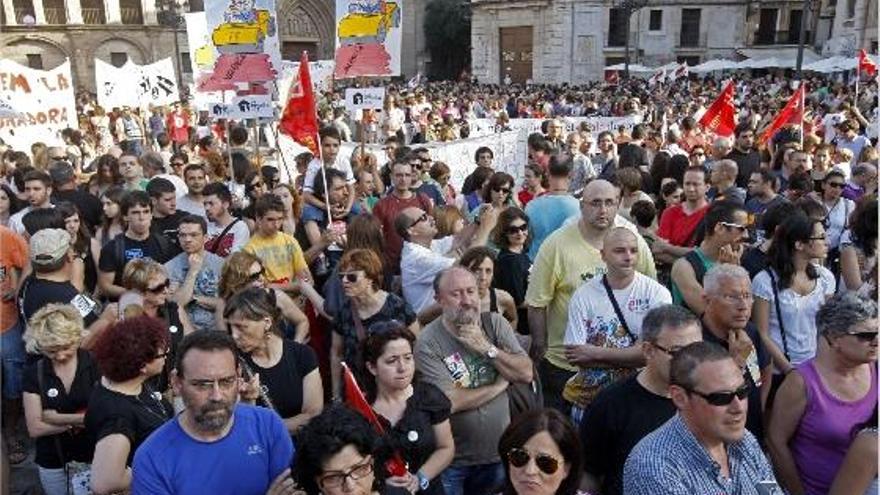 Los manifestantes ocuparon toda la plaza de la Virgen al término de la marcha, ayer.