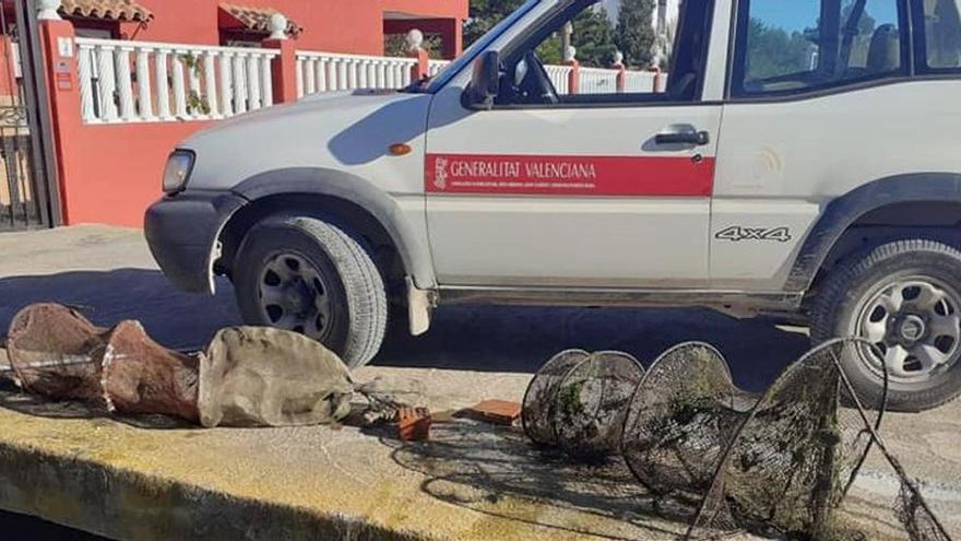 Sistema de pesca conocido como &#039;mornell&#039; retirado por los agentes medioambientales en Nules.