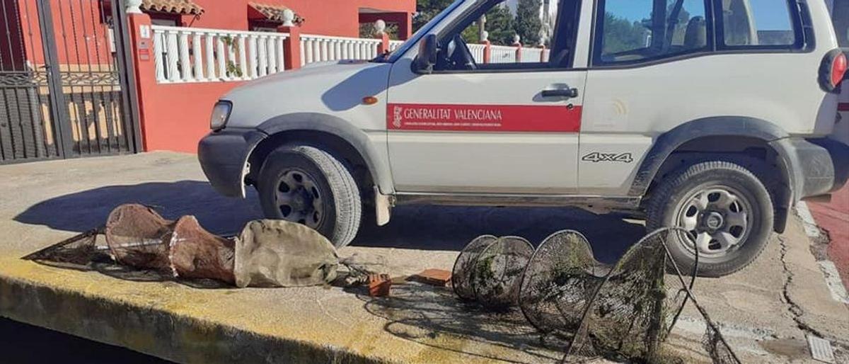 Sistema de pesca conocido como 'mornell' retirado por los agentes medioambientales en Nules.