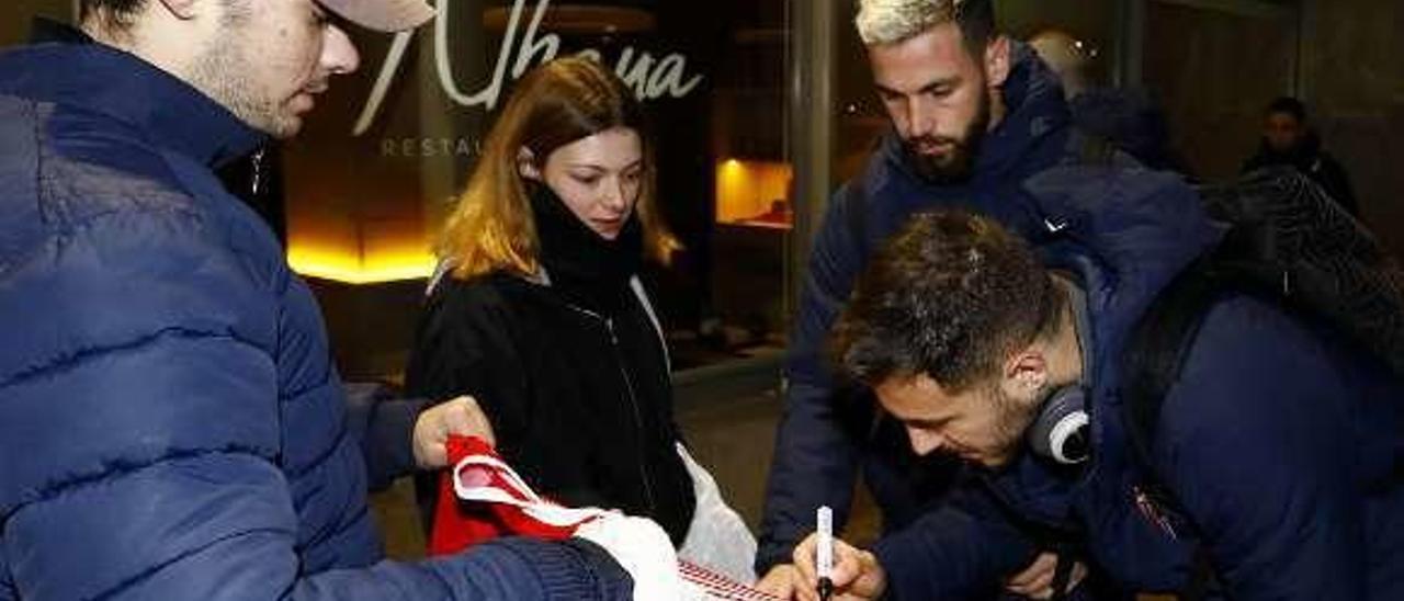 Traver y Álvaro Vázquez, junto a dos aficionados del Sporting, a las puertas de su hotel en Zaragoza.