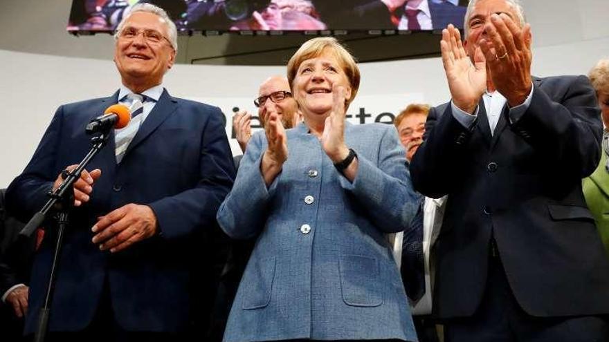 Merkel celebra la victoria rodeada de dirigentes de su partido. // Reuters