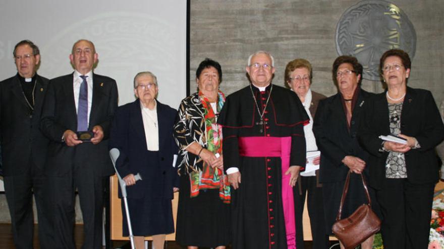 El Obispado reconoce a los laicos más comprometidos con una insignia