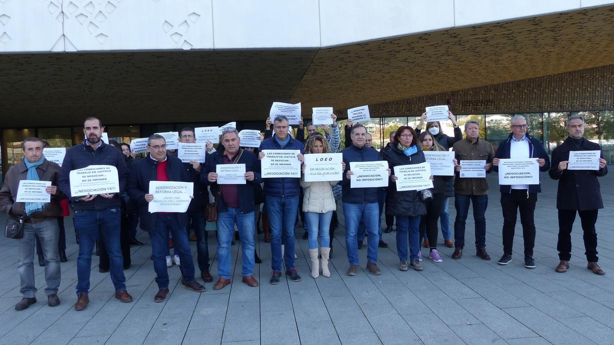 Concentración, esta mañana, frente a la Ciudad de la Justicia.