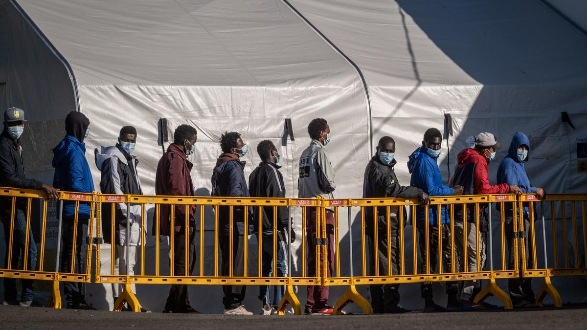 El diputado de Vox Ortega Smith visita el campamento de Las Canteras