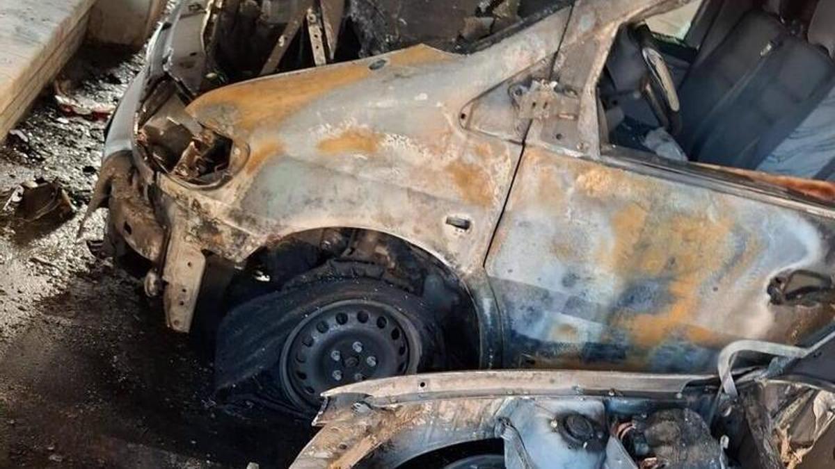 Les imatges de l'estat en què van quedar els dos vehicles incendiats en un aparcament sota les vies de Sant Narcís, a Girona