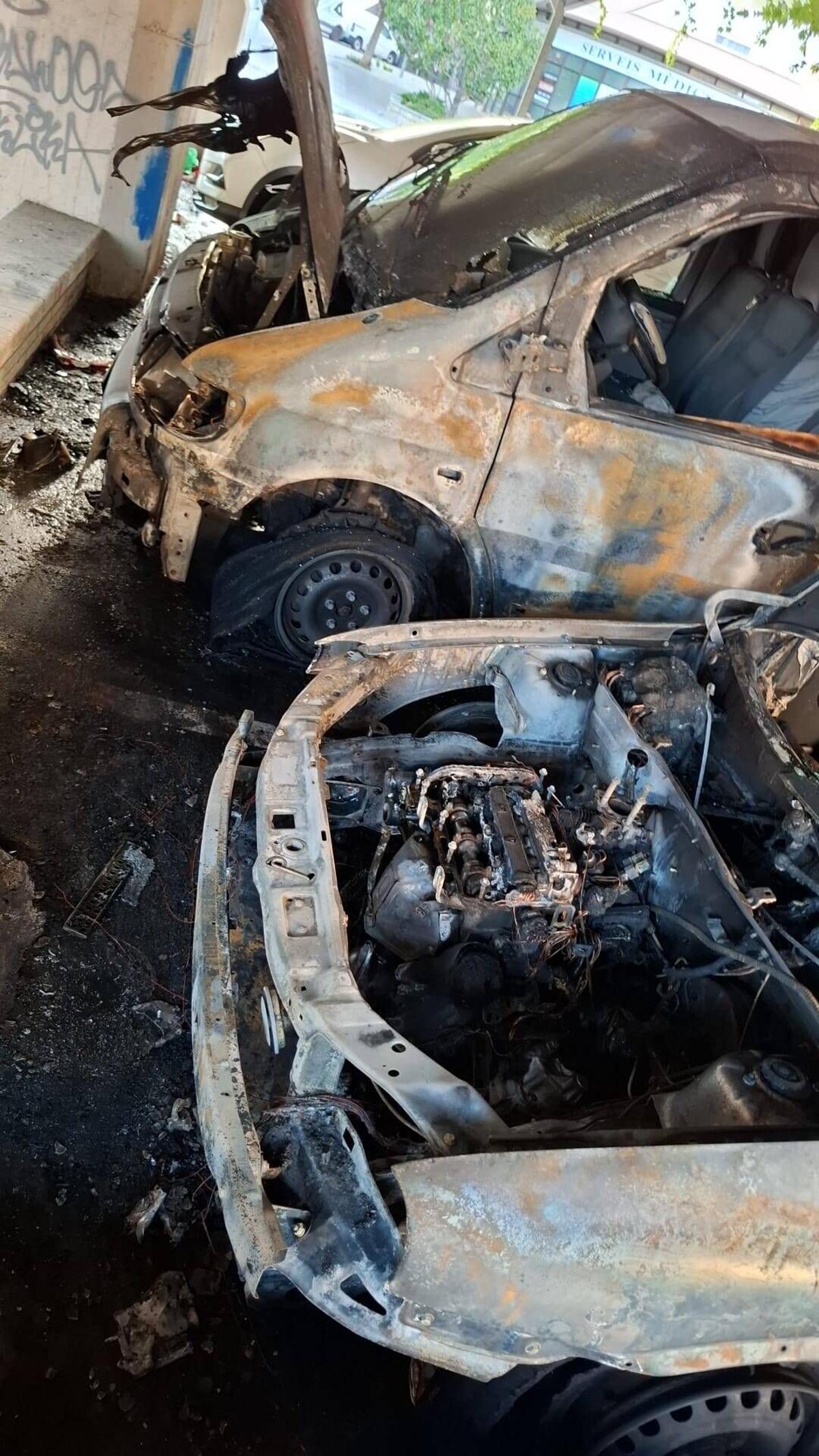 Girona carrer Cassià Costal - Josep Maria Gironella incendi vehicles un cotxe i una furgoneta provocat intencionat Policia Municipal busca el piròman