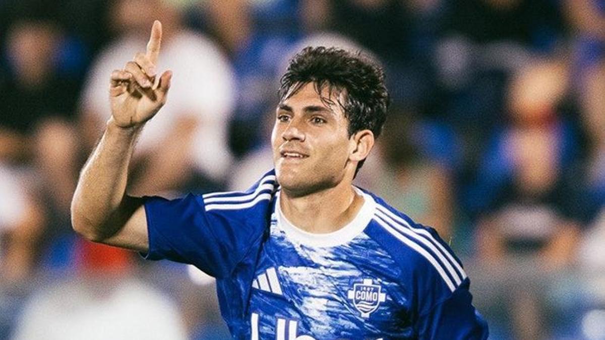 Azón celebra un gol en un amistoso con el Como 1907 el pasado verao.