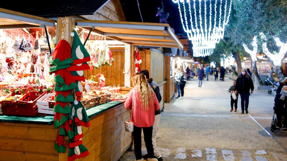 Visitar el mercado navideño de Vara de Rey, un plan perfecto para esta Navidad en Ibiza.