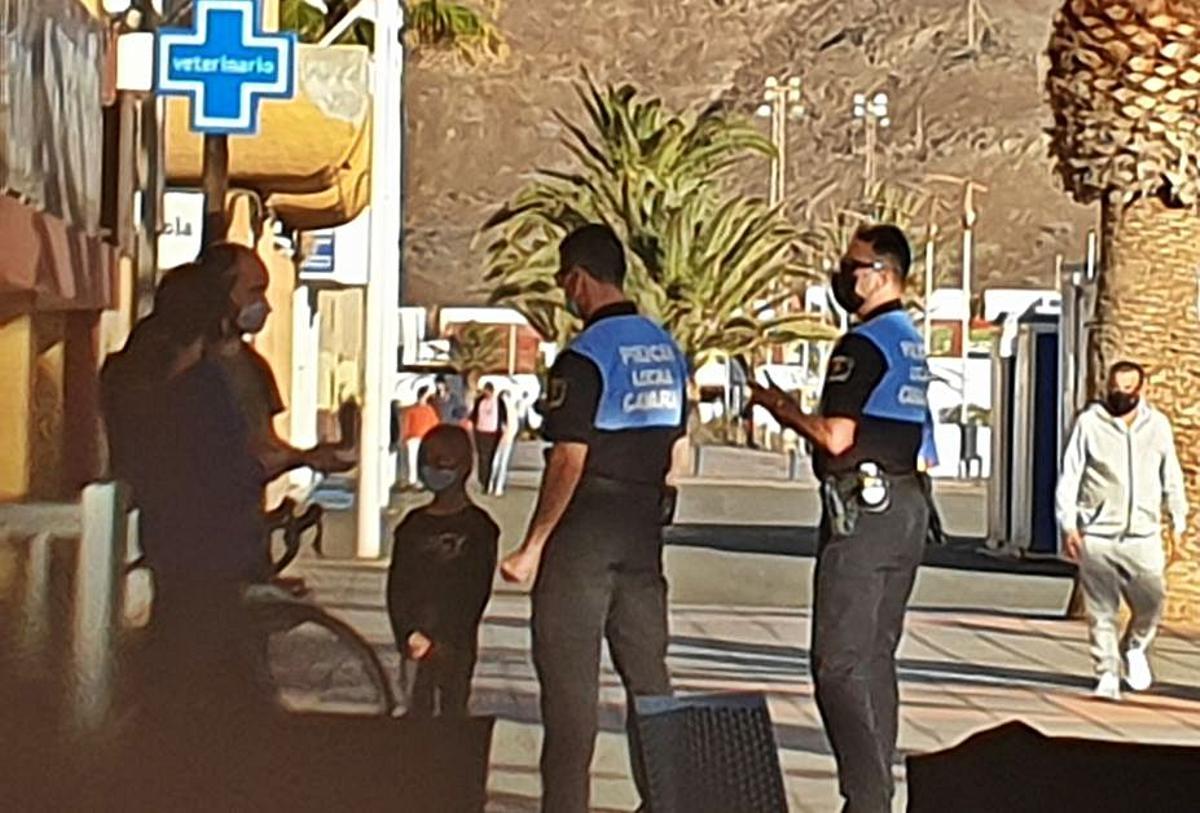 Una pareja de agentes de la Policía Local de Tuineje identifica a una persona. | | LP/DLP