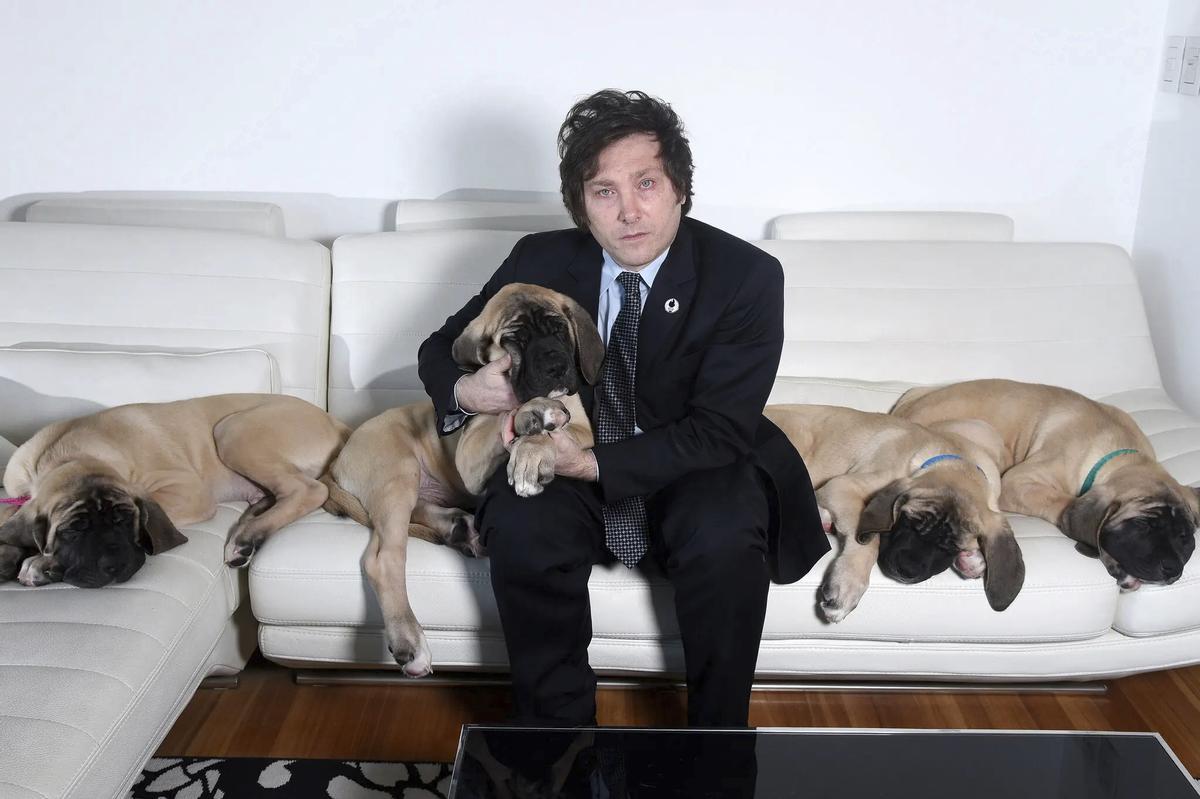 El presidente argentino, Javier Milei, junto a sus perros.