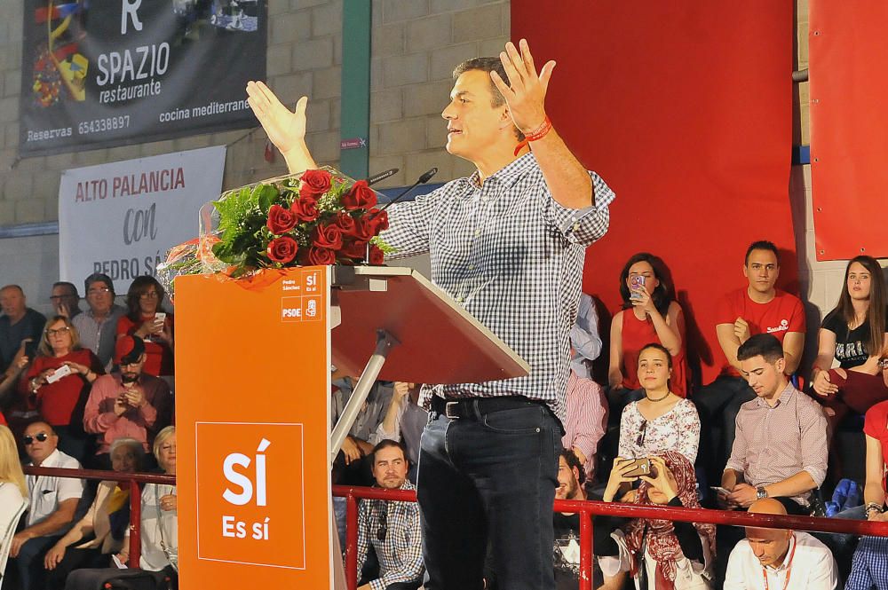 Pedro Sánchez abarrota el polideportivo de Carrús