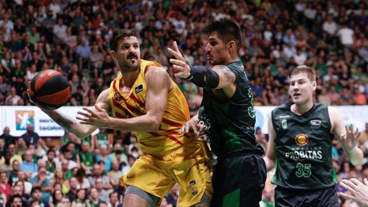 La Penya defiende una acción a Nico Laprovittola, en la primera mitad del duelo en el Olímpic.