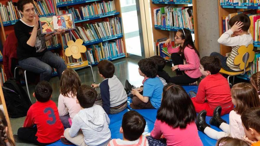 Gloria Sagasti, ayer, en la biblioteca del centro municipal de Pumarín.