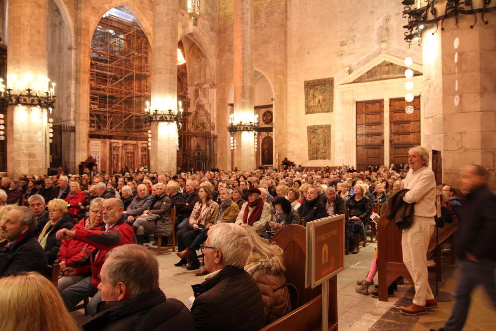 Mehrere tausend Personen kamen an Heiligabend wieder zu den beiden Ausgaben der deutschsprachigen ökumenischen Christvesper in der Kathedrale von Palma de Mallorca, die inzwischen seit 1971 auf Mallorca stattfinden. Die Predigt hielt Pfarrer Andreas Falow.