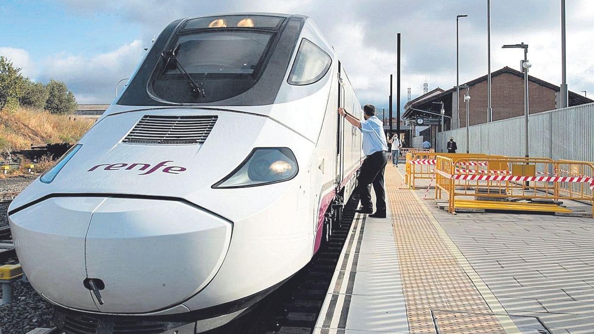 Un tren Alvia en una estación extremeña.