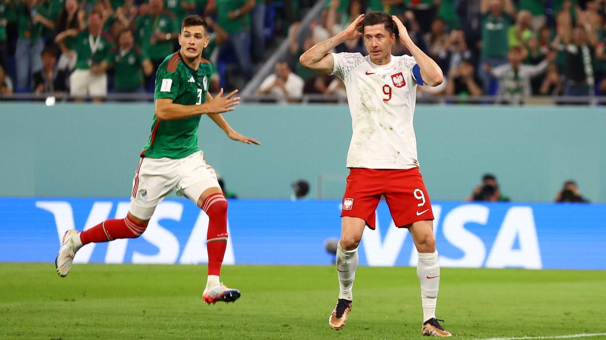 Robert Lewandowski se lamenta tras fallar el penalti que lanzó en el México-Polonia.