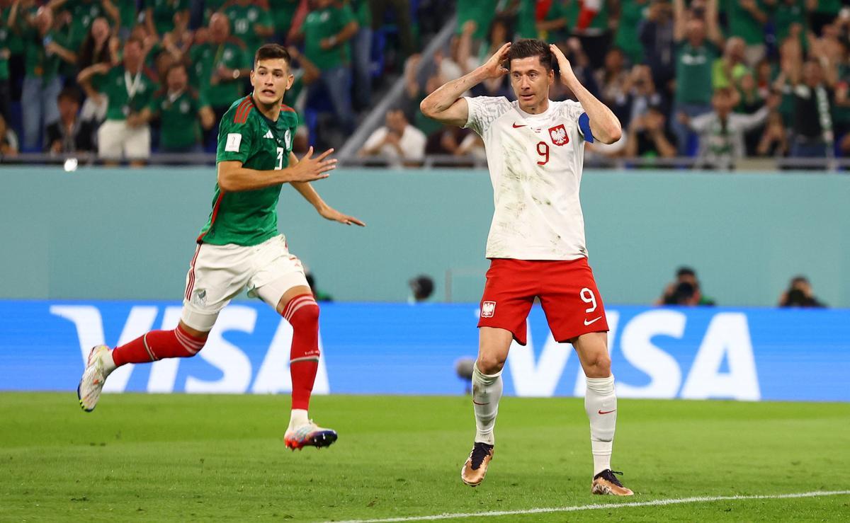 Robert Lewandowski se lamenta tras fallar el penalti que lanzó en el México-Polonia.