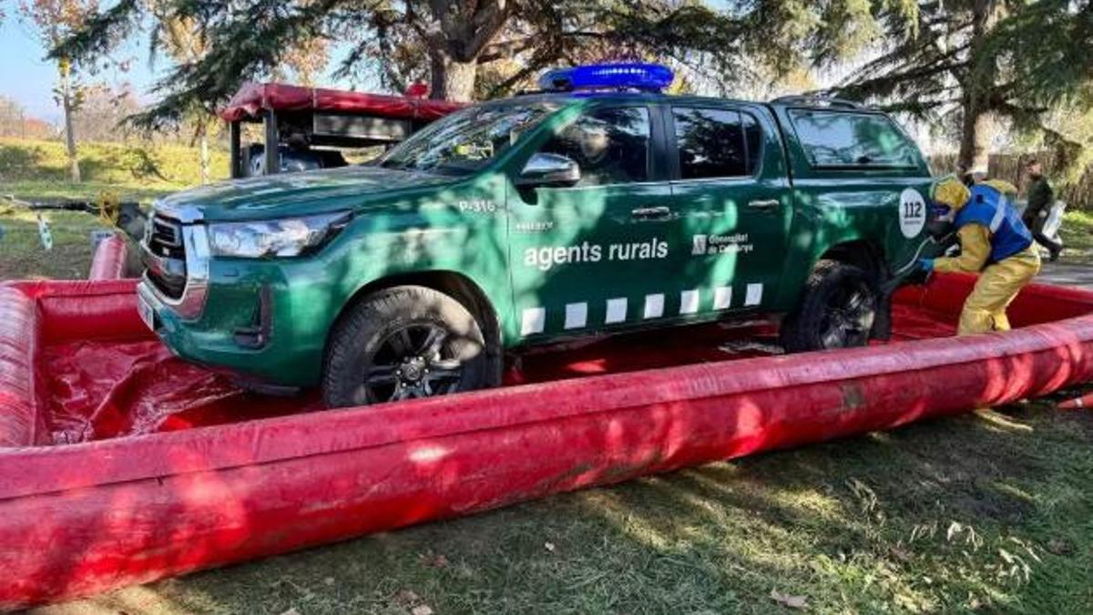 Agents de l'UME desinfecten un vehicle dels Agents Rurals