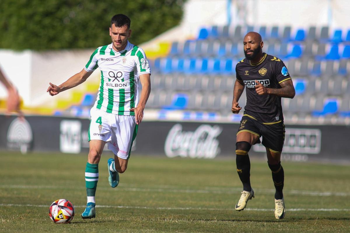 Adrián Lapeña conduce el balón en presencia de Emilio Nsue, jugador del Intercity.