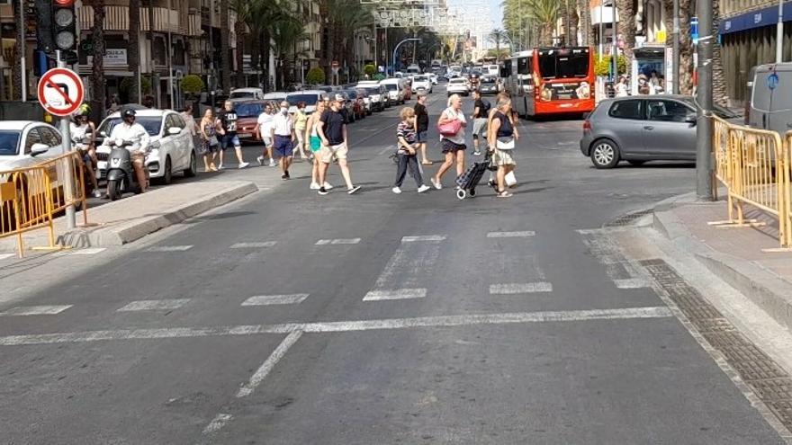 Patones cruzando por donde pueden en la avenida Alfonso El Sabio