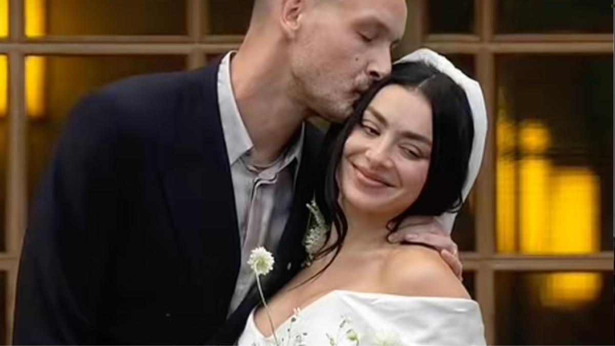 Charlie XCX se casa con George Daniel