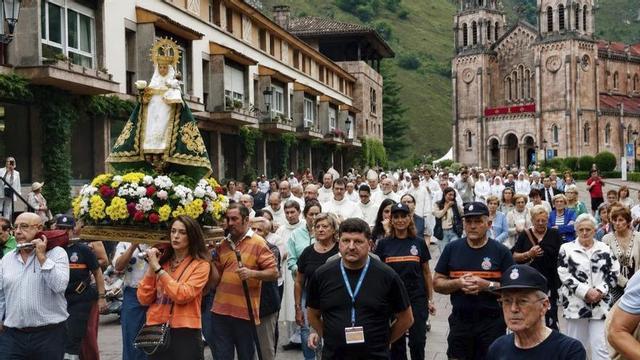 La procesión de ayer en Covadonga. | R. J. M. CARBAJAL