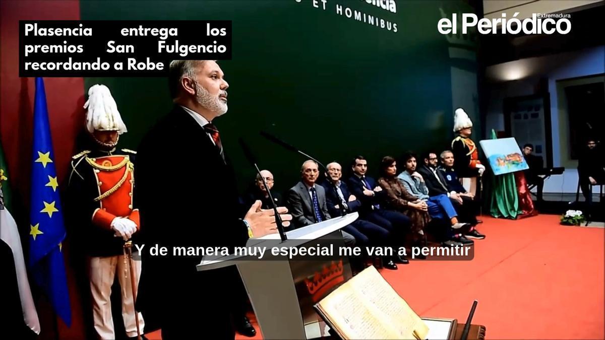 Vídeo | Plasencia recuerda a Robe Iniesta en la noche de los San Fulgencio