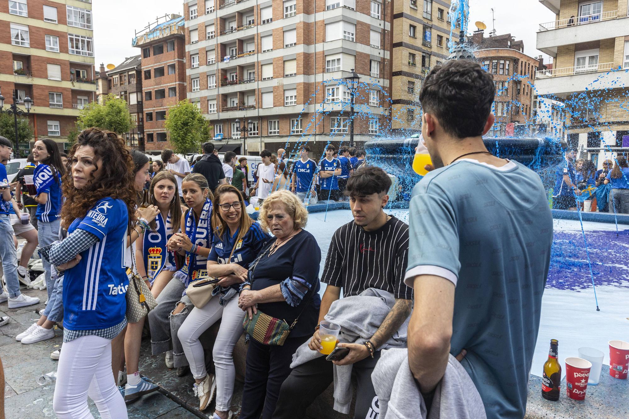 La afición del Oviedo se echa a la calle para ver el partido contra el Espanyol.