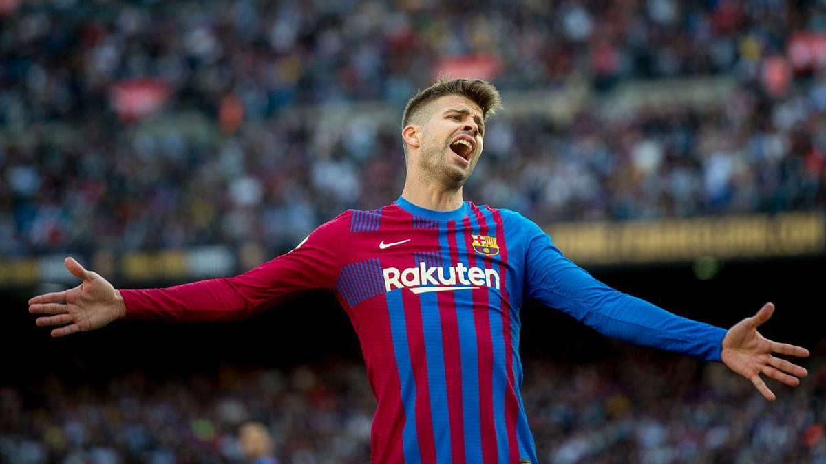 Piqué se lamenta durante el clásico Barça-Madrid en el Camp Nou.