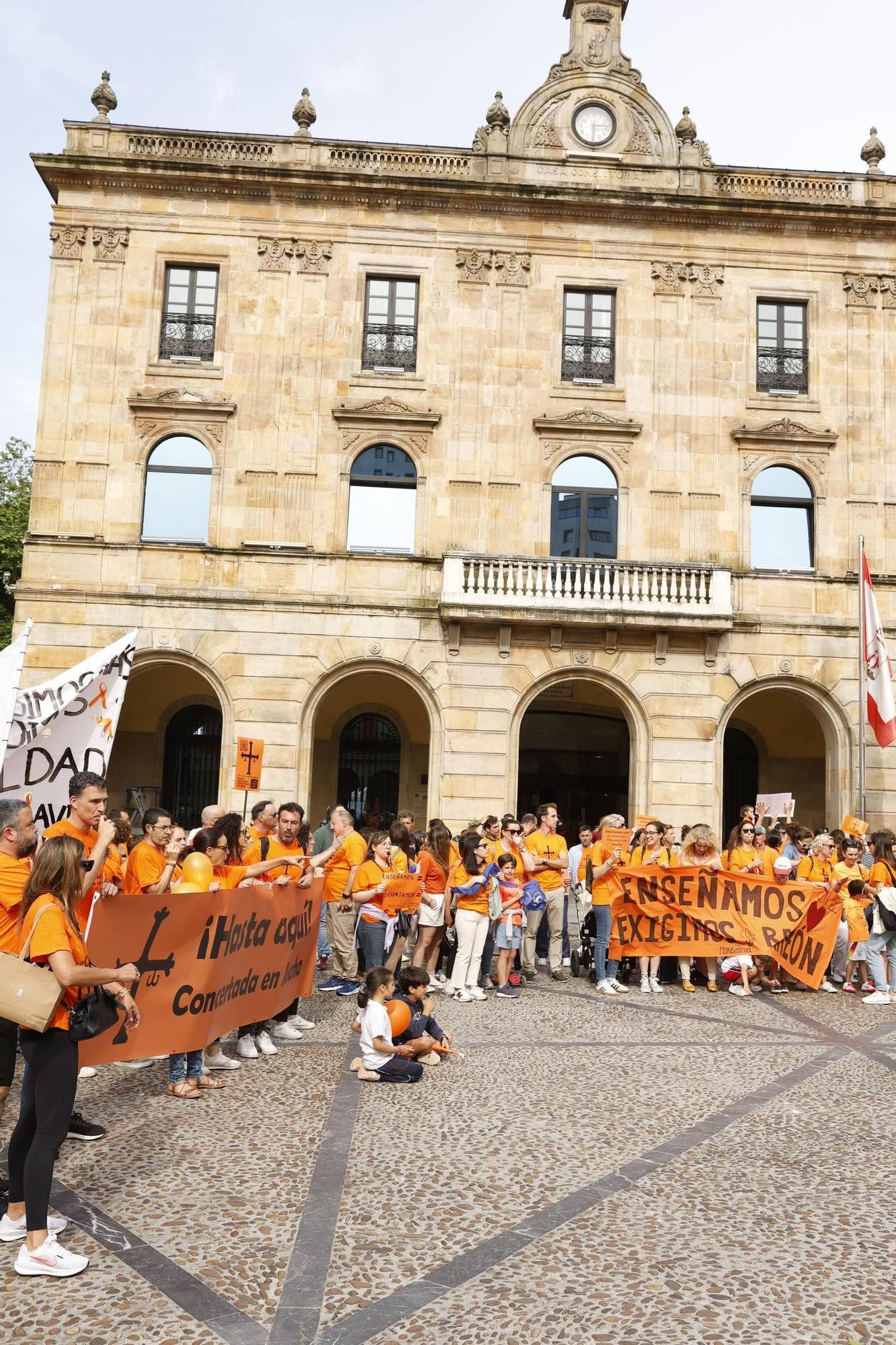 Así fue la gran concentración en Gijón por la educación concertada (en imágenes)